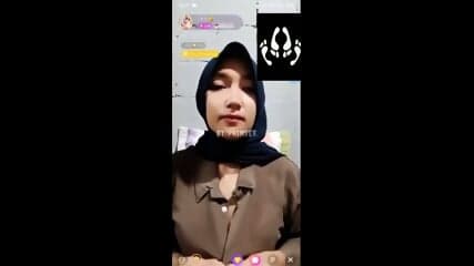 Hijab live colmek pakai dildo