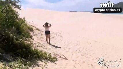 Vídeo brasileiro explícito com loira e cenas quentes na praia.