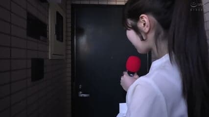 A Female College Student Aiming To Become An AV Announcer Takes On The Challenge Of Reporting On A Hoarder's House That's Causing Trouble For The Neighbors! During The Interview, A Horny Old Man Who Hasn't Had