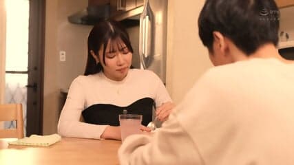 My childhood friend has grown up more than I imagined, and her sexy breasts give me a full erection! With both of our parents away, my younger childhood friend came to stay the night at my house. Nanami Nami