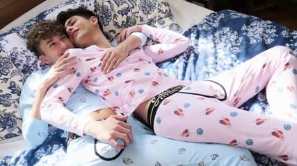Lustful twink John Crawford lets cute Zayne suck his cock